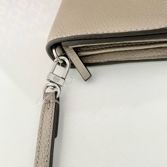 🔲NEW🔲🎊Tory Burch Britten wallet/wristlet/clutch/full size wallet/leather - Picture 8 of 10